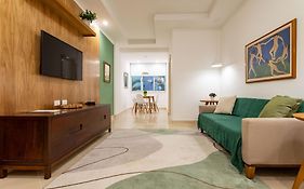 Novo. Vista Lateral Para A Praia, 2 Ou 3 Quartos, Wi Fi, Cozinha Completa E Ar.